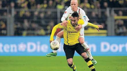 Bremsklops. Dortmunds Pierre-Emerick Aubameyang wird von Augsburgs Tobias Werner geschickt verlangsamt.