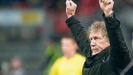 Angriff ist die beste Verteidigung. Trainer Gertjan Verbeek jubelt über den ersten Saisonsieg seiner Nürnberger gegen Hoffenheim am ersten Spieltag der Rückrunde.