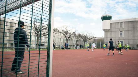 Ein bisschen frei sein: Fußball auf dem Knast-Bolzplatz in der JVA Plötzensee. 
