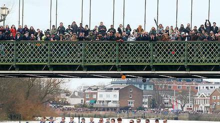 Umstrittenes Spektakel. Tausende Zuschauer bestaunen alljährlich das Themserennen zwischen Oxford (links) und Cambridge, wie hier auf der Hammersmith-Brücke. Unter den Studenten selbst ist das Boat Race dagegen nicht unbedingt beliebt. Foto: Reuters