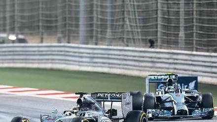 Der Engländer fährt voraus, der Deutsche hinterher. Wie schon in Sepang war auch das Rennen in Bahrain vom teaminternen Mercedes-Duell geprägt. Lewis Hamilton gewann es wieder vor Nico Rosberg.