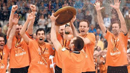Feier in der Fremde. Wie schon im letzten Jahr gewannen die Volleys ihren Titel in Friedrichshafen. 