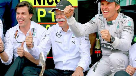 Torger Christian „Toto“ Wolff, 42, (hier mit links, mit Daimler-Chef Zetsche und Nico Rosberg) ist seit Januar 2013 Motorsportchef bei Mercedes. Bis heute hält der Österreicher auf der Nürburgring-Nordschleife den Rundenrekord mit Saugmotoren.
