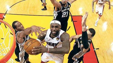 Einer gegen alle. Miamis LeBron James kann jedes Team der Welt im Alleingang besiegen. Die San Antonio Spurs um den 38-jährigen Tim Duncan (Nummer 21) setzen eher auf mannschaftliche Geschlossenheit und Spielwitz. 