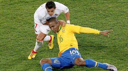 Duell mit viel Geschichte. 2010 in Südafrika scheiterte Alexis Sanchez (hinten, vorn Brasiliens Gilberto) bereits im Achtelfinale an Brasilien. 