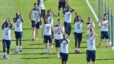 Applaus, Applaus. Frankreichs Mannschaft demonstriert in Brasilien ungewohnte Eintracht.