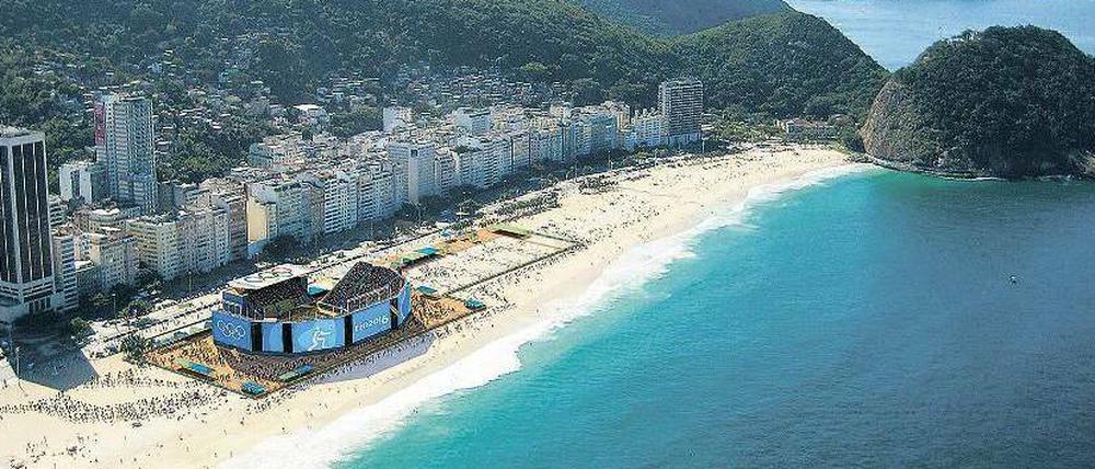 Die Simulation zeigt, wie die Beachvolleyballarena am STrand von Copacabana einmal aussehen soll.