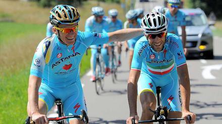 Klaps vom Teamchef. Alexander Winokurow (l.) steht mit seinem Topfahrer Vincenzo Nibali vor dem Tour-Sieg.