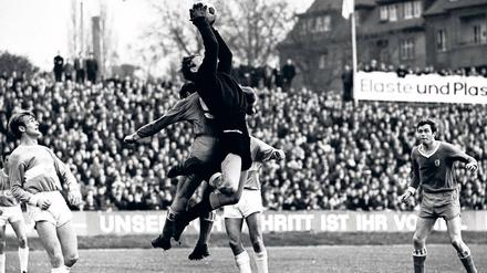 Ostruck. Das gab es doch schon mal. Rostocks Dieter Schneider fängt in der Oberligasaison 1970/71 eine Flanke gegen Halle ab.