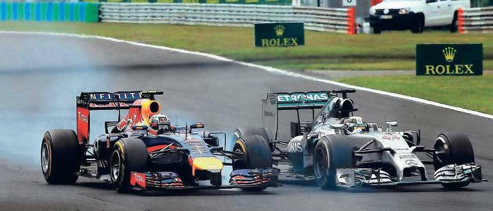 Mit quietschenden Reifen. Daniel Ricciardo (links) überholt Lewis Hamilton kurz vor Rennende auf dem Weg zum Sieg.