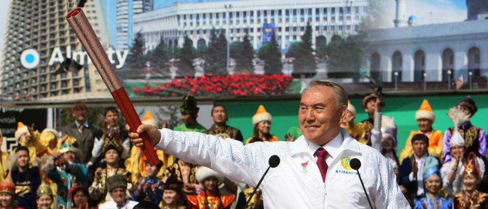 Der Wolf und seine Herde. Das Lächeln täuscht: Kasachstans Präsident Nursultan Nasarbajew regiert sein Land mit eiserner Hand. Seinen politischen Widersacher Zamanbek Nurkadilow soll er sogar ermorden lassen haben. 