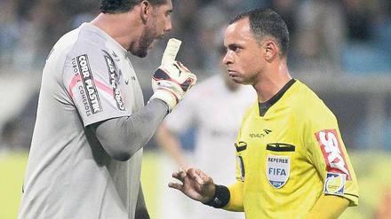 Hinhören! Santos’ Torwart Aranha beschwert sich beim Schiedsrichter über die rassistischen Rufe gegen ihn. 