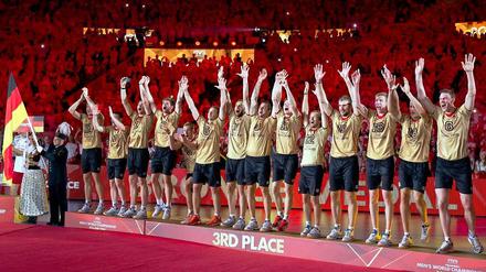 Der Bronze-Block. Die deutschen Volleyballer feierten ihre Medaille, als hätten sie und nicht Gastgeber Polen das WM-Finale gewonnen. 