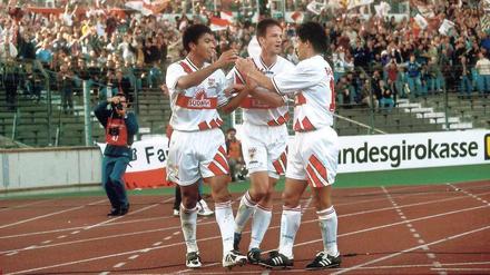 VfB-Kompetenz allein reicht nicht. Die erfolgreiche Vergangenheit als Spieler hat Fredi Bobic (mit Elber, links, und Balakow, rechts) nicht vor der Entlassung bewahrt.