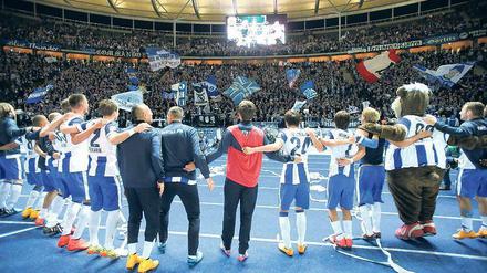Kurven-Tanz. Die Mannschaft von Hertha BSC bedankt sich nach dem ersten Saisonsieg bei ihrem Anhang für die nicht selbstverständliche Unterstützung. 