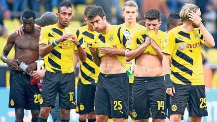 Bauch frei, Kopf leer, Punkte weg. Die Dortmunder sehen so aus, als könnte ihnen eine kleine Gruppentherapie gut tun. 