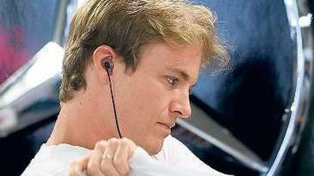 In sich gekehrt. In letzter Zeit zeigt sich der einst so eloquente Nico Rosberg zusehends schmallippig und reserviert. 