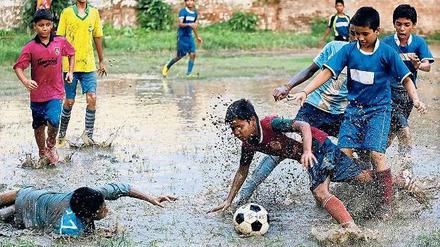 Schlammdog Millionär. Die Plätze mögen nicht ideal sein, aber Kalkuttas Kinder eifern den Fußballstars nach.