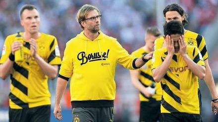 Ein Motivator schult um. Dortmunds Trainer Jürgen Klopp muss derzeit vor allem trösten.