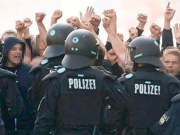 Ständige Begleiter. Wenn sich am Sonntag am Kölner Bahnhof Hooligans aus Deutschland und Europa versammeln, wird auch das Polizeiaufgebot groß sein. Foto: Imago
