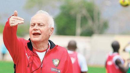 Otto Pfister, 76, arbeitet seit 1972 als Trainer in Afrika und anderen Kontinenten. Zuletzt betreute er den Verein Al-Merrikh Khartum im Sudan. 