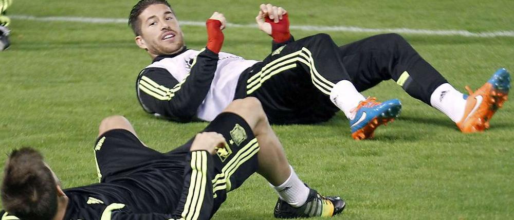 Wieder aufstehen. Spaniens Verteidiger Sergio Ramos (o.) will mit Spanien die WM-Enttäuschung vergessen machen. 