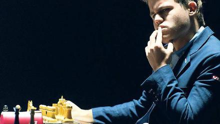 Nachdenklicher Weltmeister. Magnus Carlsen wirkt in Sotschi keineswegs so souverän wie vor einem Jahr in Indien.