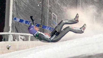 Der deutsche Skispringer Andreas Wellinger schlägt bei seinem Sturz in Kuusamo mit dem Rücken auf den Aufsprunghügel auf. Trotzdem hat er offenbar keine schweren Verletzungen erlitten. 