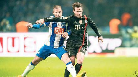 Positive Entwicklung. Marcel Ndjeng (links, gegen Bayerns Bernat) stieg einst mit Mönchengladbach auf, heute kommt es zu einem Wiedersehen mit seinem Ex-Klub. 