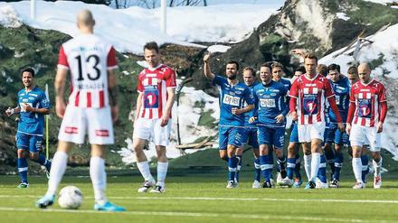 Eisklassig. Nach ihrem Wiederaufstieg spielen die Fußballer von Tromsö IL (hier in Rot-Weiß) wieder in der obersten Liga Norwegens.