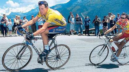 Auftrieb dank verbotener Substanzen. Lance Armstrong (links, mit dem Konkurrenten Richard Virenque) auf einer Bergetappe der Tour de France im Jahr 2000.