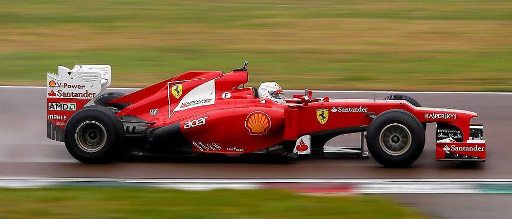 Alter Wagen, neues Gefühl. Auf der Firmenstrecke in Fiorano wurde Sebastian Vettels Kindheitstraum wahr: Er durfte einen Ferrari fahren, wenn auch nur den von 2012. Das neue Modell wird am 30. Januar vorgestellt.
