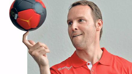 Balance-Akt. Dagur Sigurdsson trainiert neben den Füchsen Berlin seit drei Monaten auch die deutsche Nationalmannschaft.