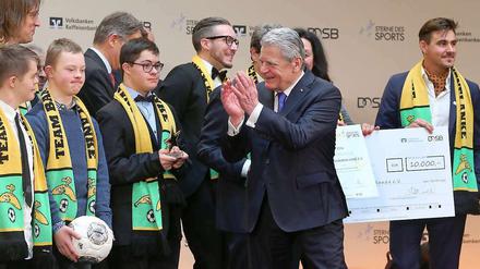 Er kommt von der Flanke. Bundespräsident Gauck ehrt den Sieger. 