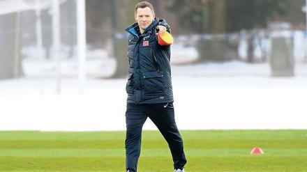 Da geht’s lang. Als Spieler lief Pal Dardai jahrelang für Hertha auf, jetzt soll er den Klub als Trainer in der Bundesliga halten.