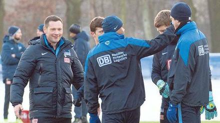 Ungarische Männerrunde. Pal Dardai (links) macht seine neue Aufgabe bei Hertha BSC sichtlich Freude - zumindest im Training. 