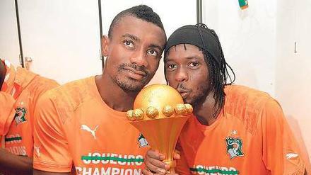 Feiern geht vor. Kalou (links, mit Gervinho) hatte nach dem Sieg im Afrika-Cup noch wichtige Termine in der Heimat.
