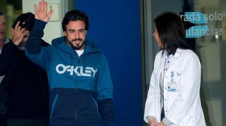 Zuversichtlich: Fernando Alonso verlässt nach seinem Unfall das Krankenhaus im spanischen Sant Cugat.