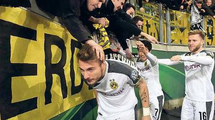Sein Block. Die Dortmunder Fans feiern den zweifachen Torschützen Ciro Immobile.