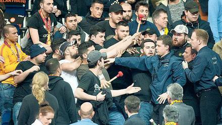Mit vollem Körpereinsatz. Ordner versuchen, randalierende Galatasaray-Fans zurückzudrängen. Das gelang dem Sicherheitspersonal der Arena am Ostbahnhof erst recht spät. 