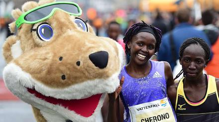 Frauen-Siegerin Cynthia Chepchirci Kosgei (re.) freute sich mit der Zweitplatzierten Elizeba Cherono (beide Kenia) und dem Maskottchen.
