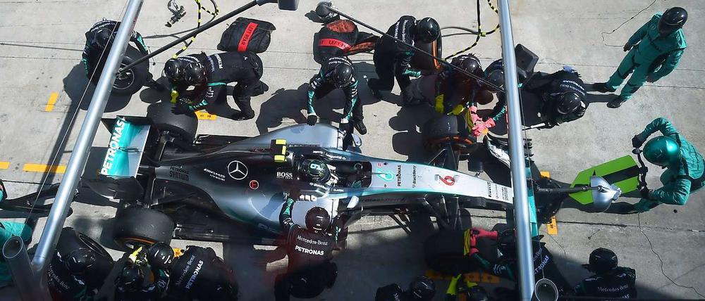 Ursache und Wirkung. Das Mercedes-Team setzte auf harte Reifen.