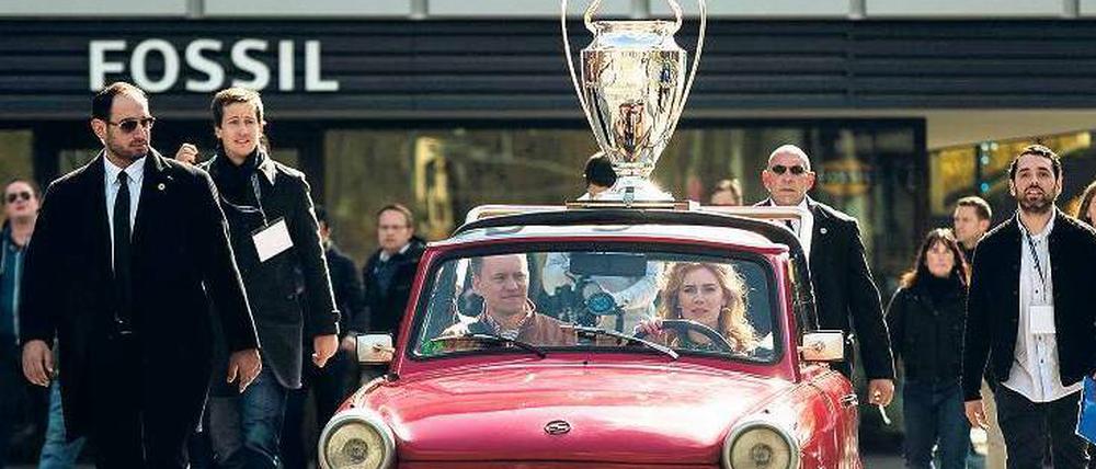 Go, Trabi, go! Auf einer sogenannten City Trophy Tour kutschieren Prominente die Trophäe der Champions League durch die Stadt, hier Moderatorin Palina Rojinski. 