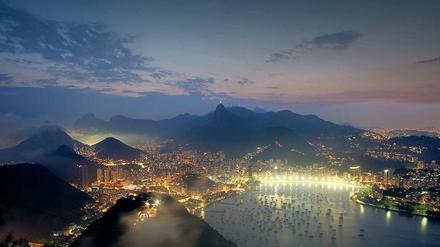 Schön von oben. Aus der Draufsicht wirkt Rios Meerseite malerisch: Die unfassbare Verschmutzung auch der olympischen Segel- und Schwimmreviere ist erst bei näherer Betrachtung zu sehen.