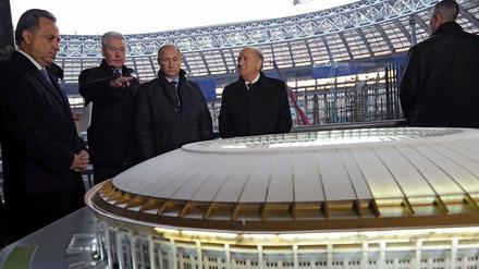 Chefsache. Russlands Sportminister Witali Mutko, Moskaus Bürgermeister Sergej Sobjanin sowie die Präsidenten Wladimir Putin (Russland) und Joseph Blatter (Fifa, v.l.) betrachten ein Modell des Luschniki-Stadions, in dem 2018 das WM-Finale ausgetragen wird.