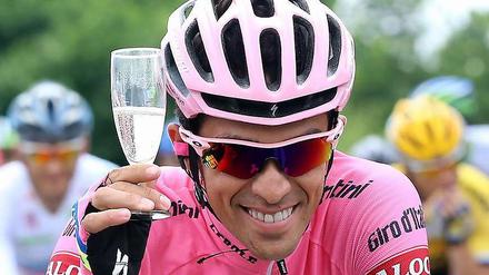 Na dann, Prost! Alberto Contador feiert seinen Giro-Sieg schon vorzeitig.