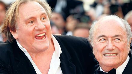 Kinogänger. Gerard Depardieu (links) und Joseph Blatter präsentierten den Propaganda-Film des Weltverbandes in Cannes. An den Kassen floppt er. 