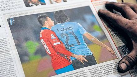 Finger weg! Die Provokation des Chilenen Gonzalo Jara gegen Edinson Cavani war Titelthema in Uruguays Zeitungen.