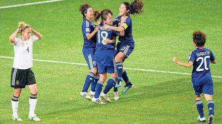 Jähes Ende. Die Japanerinnen jubeln, Babett Peter (l.) und das deutsche Team sind im WM-Viertelfinale 2011 gescheitert.