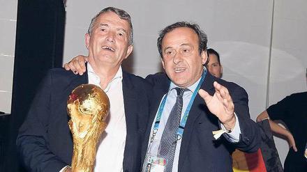 Steigt bald die nächste Feier? Michel Platini (re.) und Wolfgang Niersbach haben nach dem WM-Sieg der Deutschen 2014 schon mal den Schulterschuss geübt. 